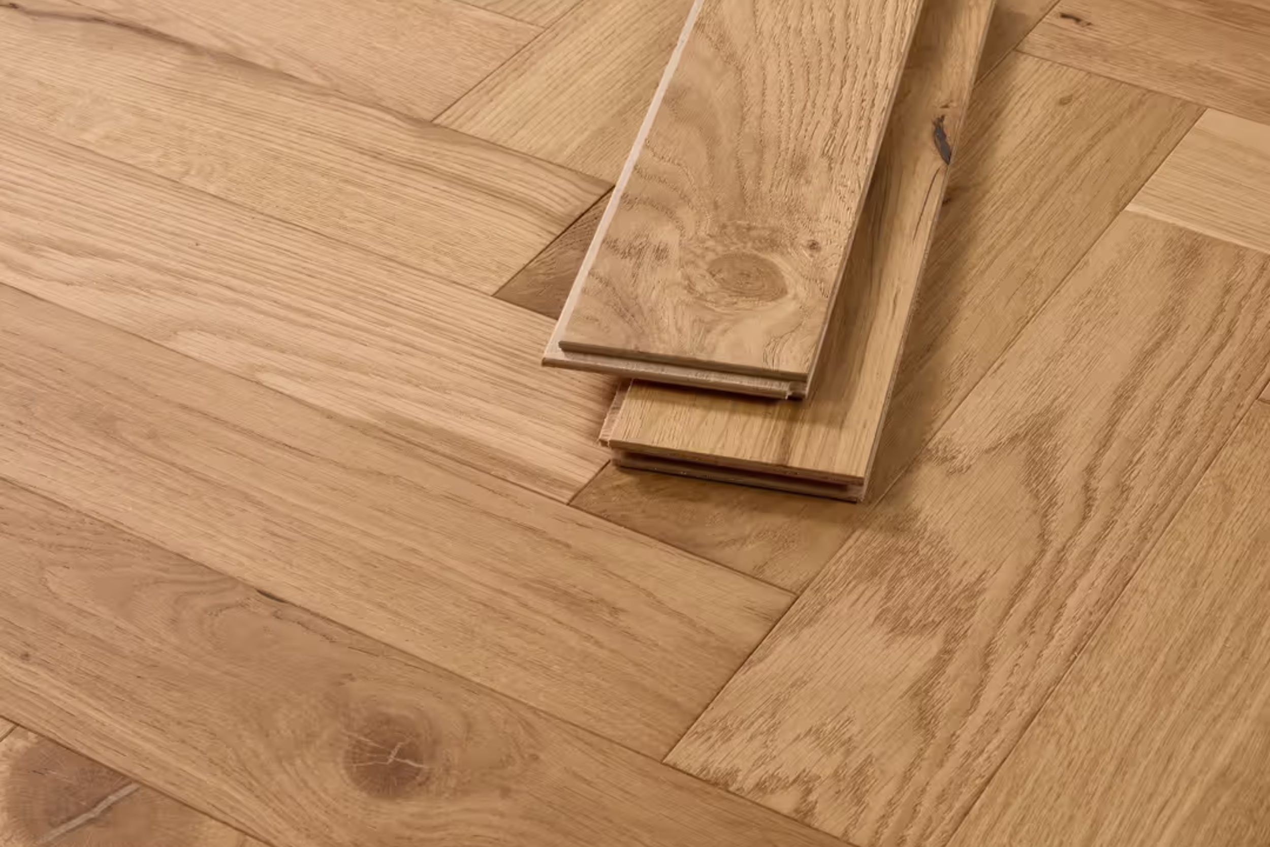 Parquet Herringbone Engineered Oak Flooring Natural UV Oiled - 15mm x 3mm x 120mm - Image 3