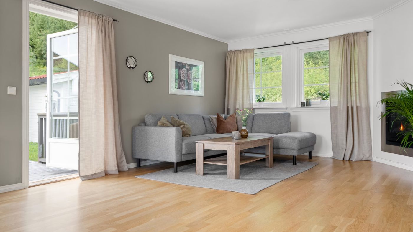 UV-Oiled , Brushed UV Oiled vs. Lacquered: Which Engineered Finish is Easier to Maintain?